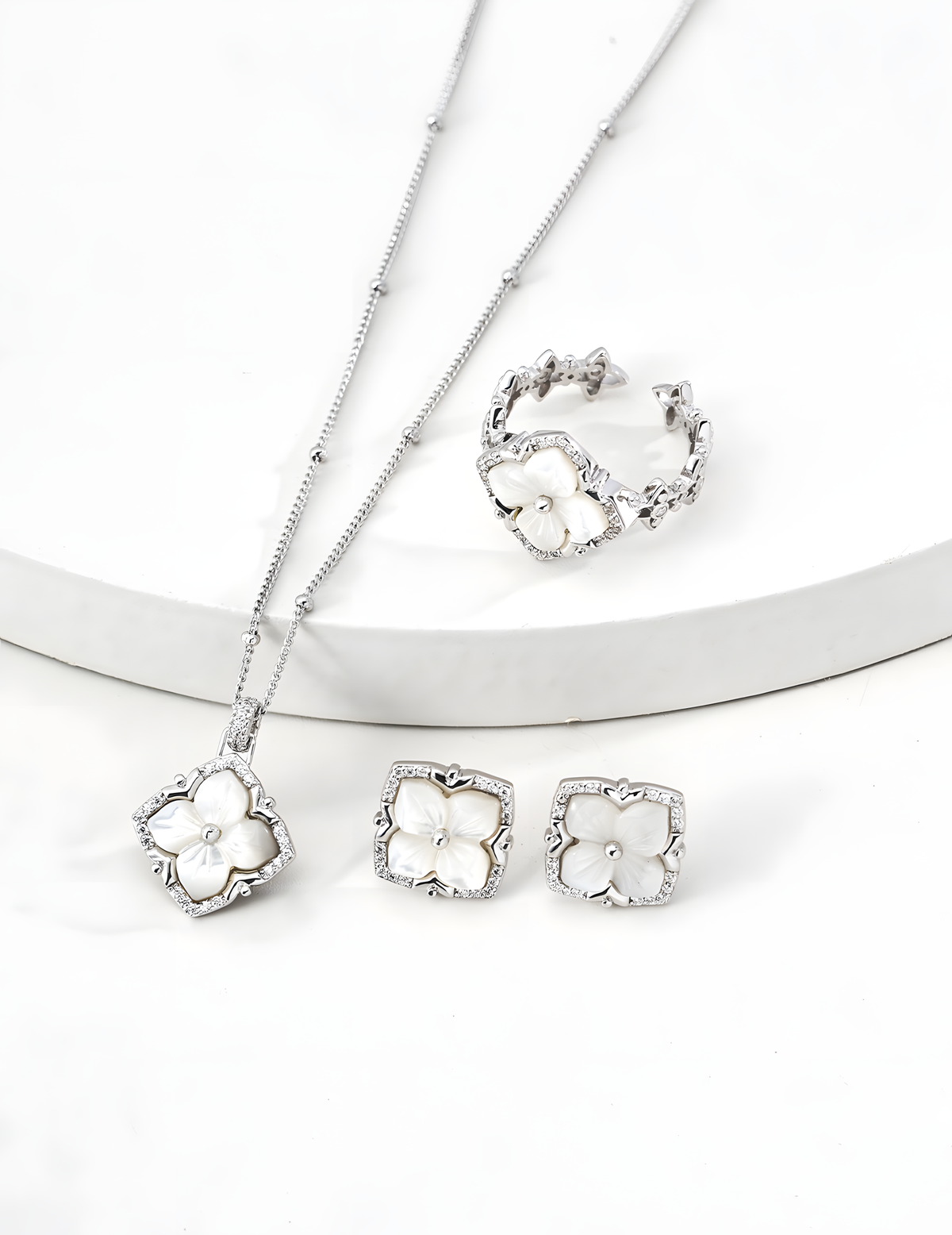 SENLORE Clover Mother-of-Pearl Necklace – Lifestyle Shot