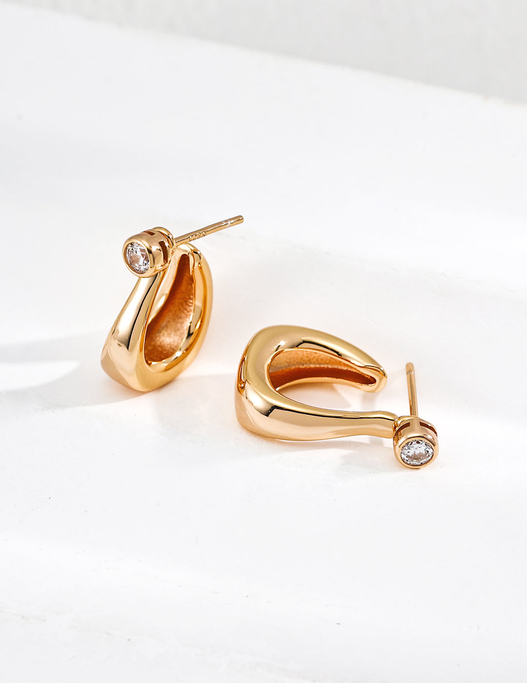 SENLORE Minimalist C-shaped Earrings – Detail Close-up