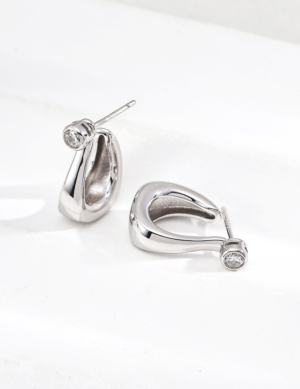 SENLORE Minimalist C-shaped Earrings – Side View
