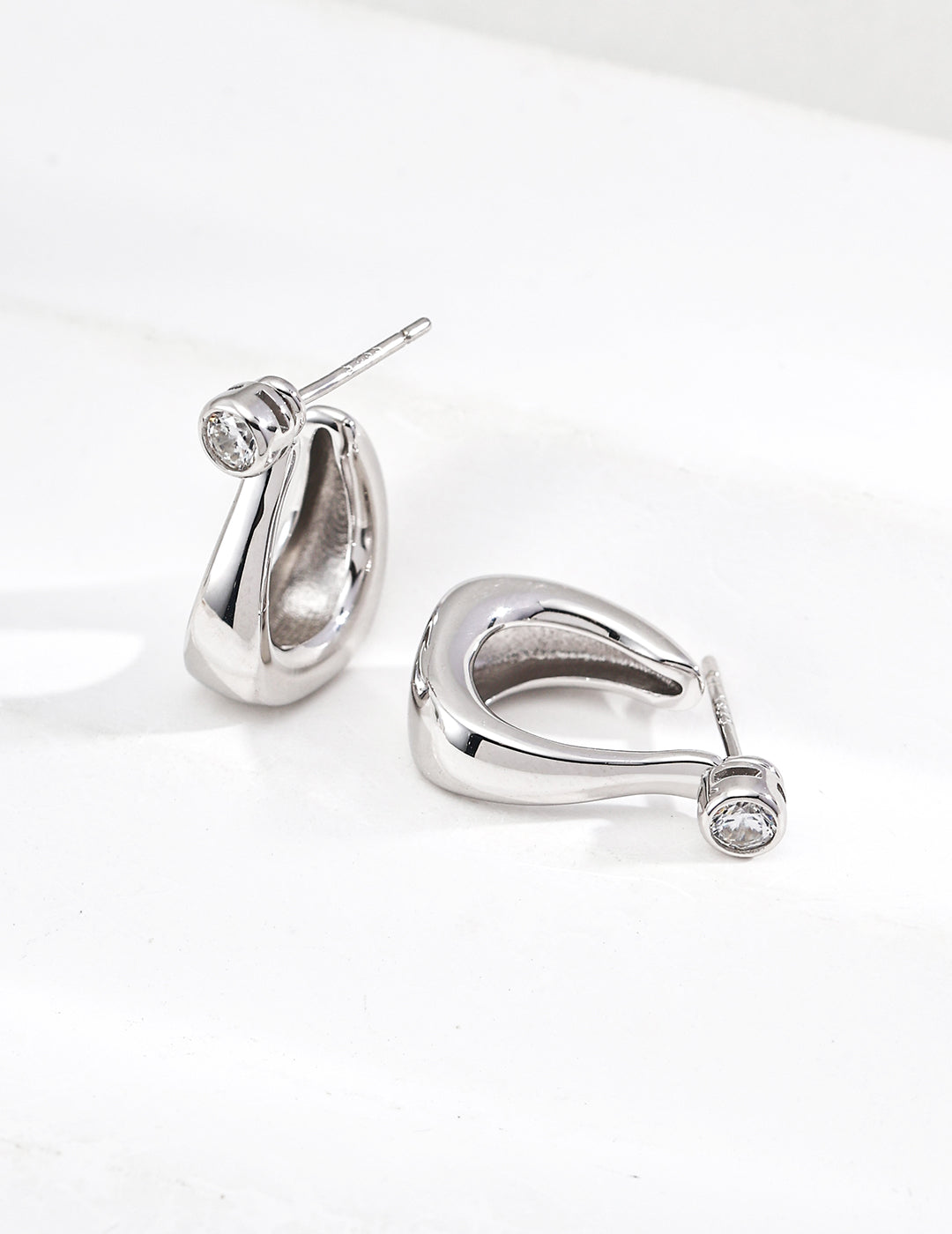 SENLORE Minimalist C-shaped Earrings – Side View
