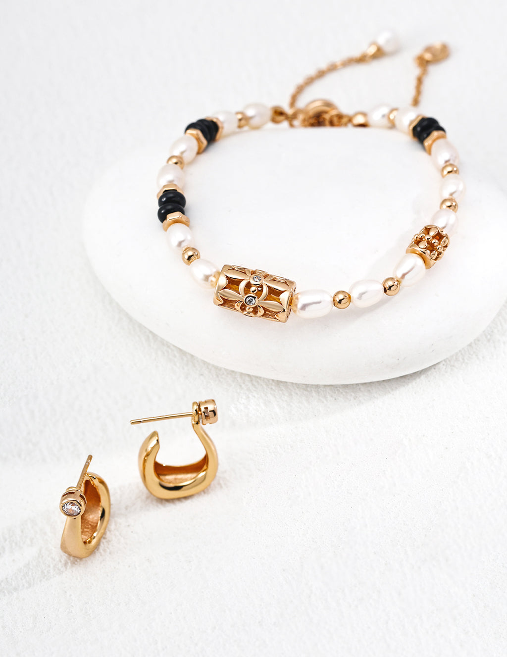 SENLORE Minimalist C-shaped Earrings – Lifestyle Shot