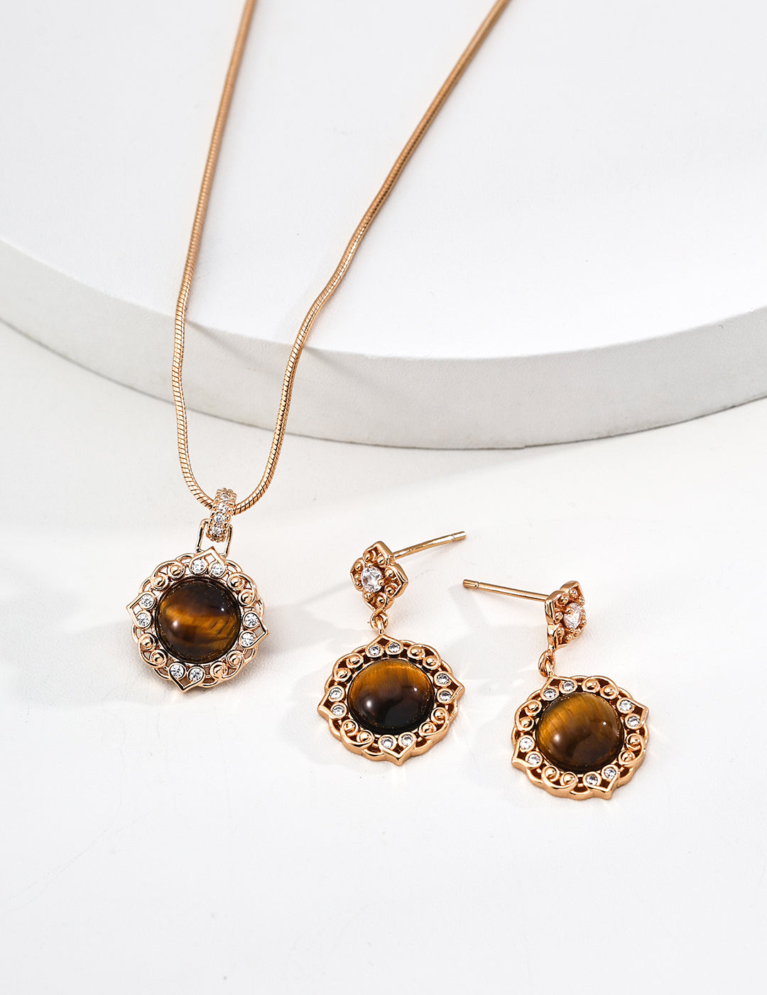 SENLORE Vintage Agate Tiger's Eye Earrings – Lifestyle Shot