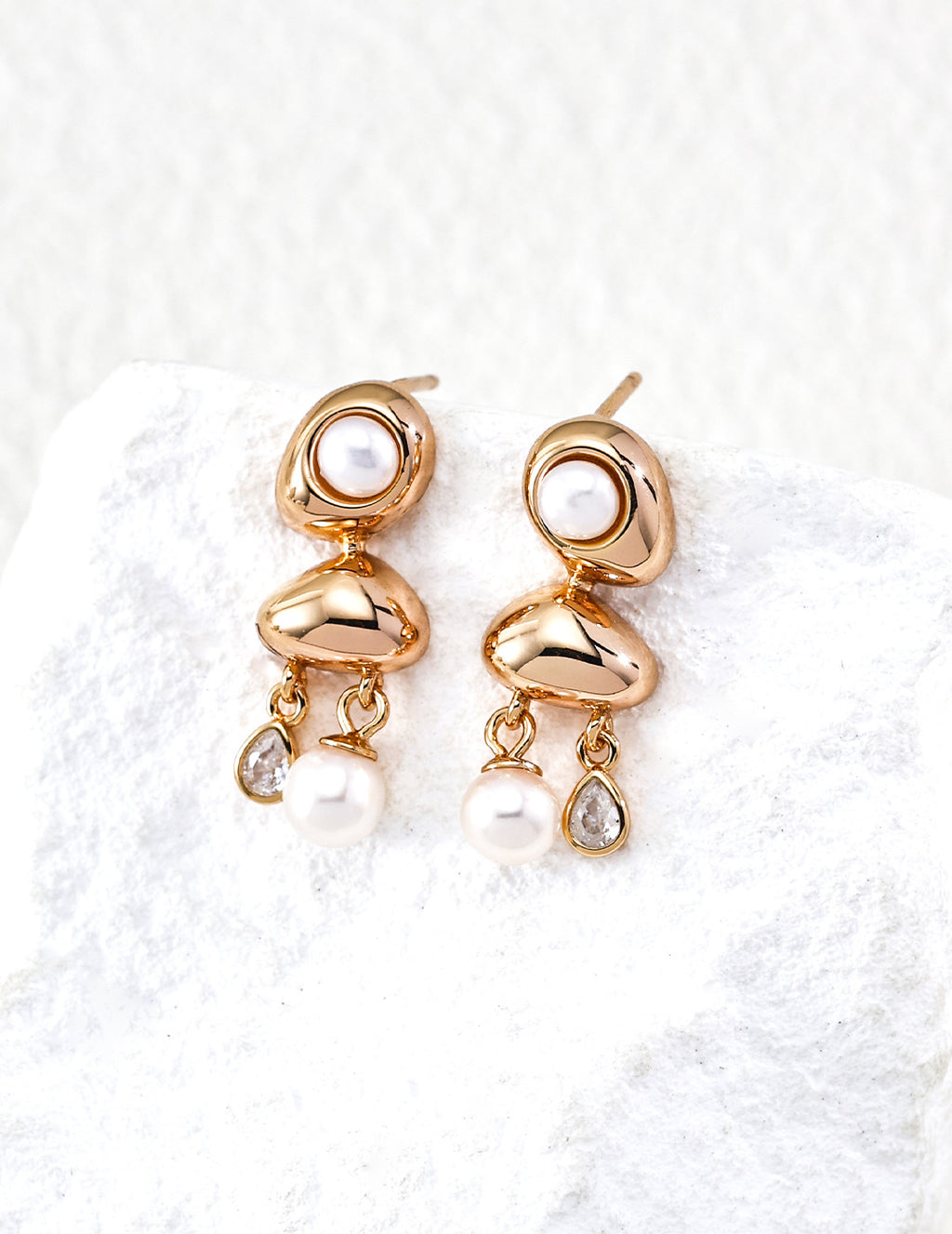 SENLORE Teardrop Pearl Earrings – Detail Close-up