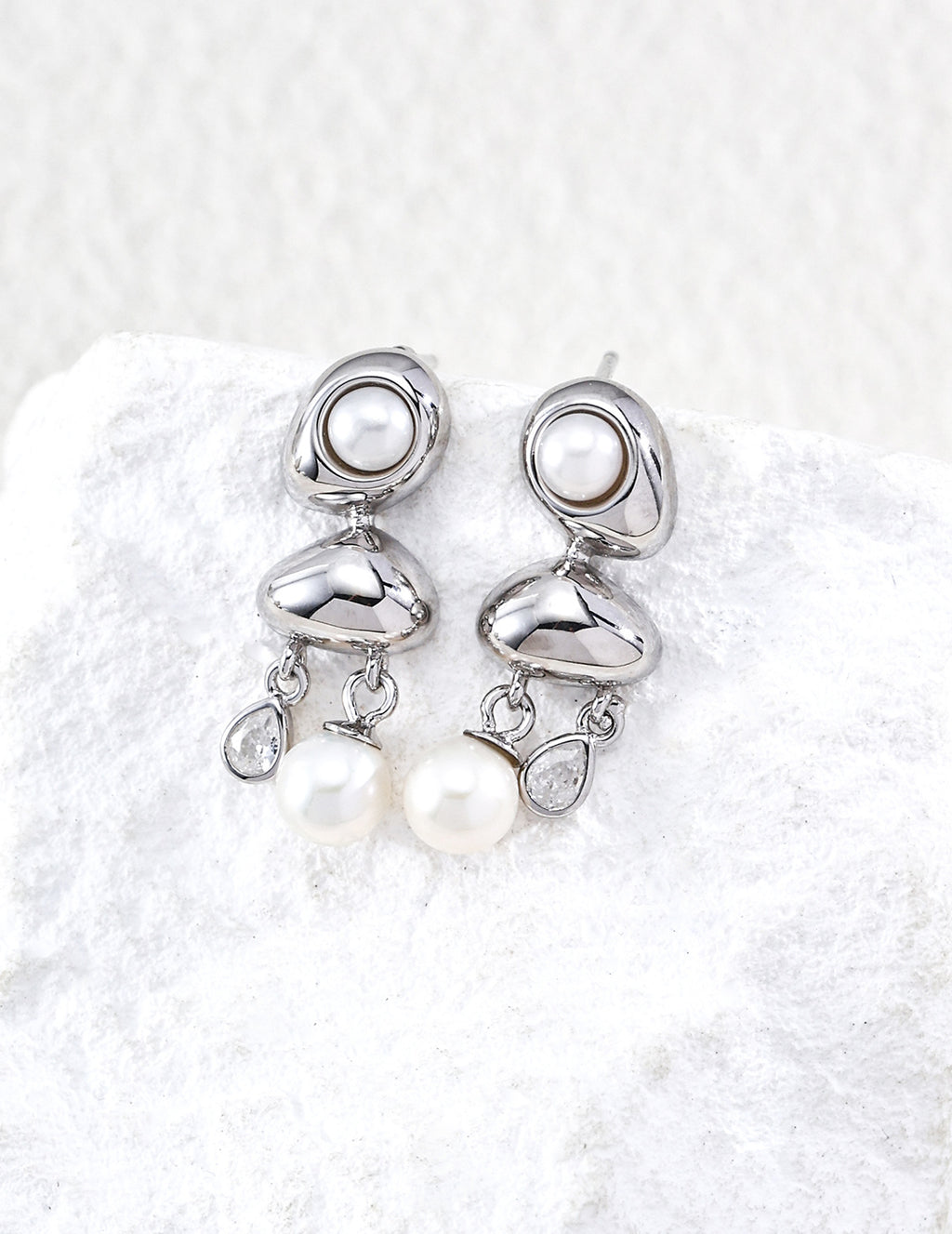 SENLORE Teardrop Pearl Earrings – Side View