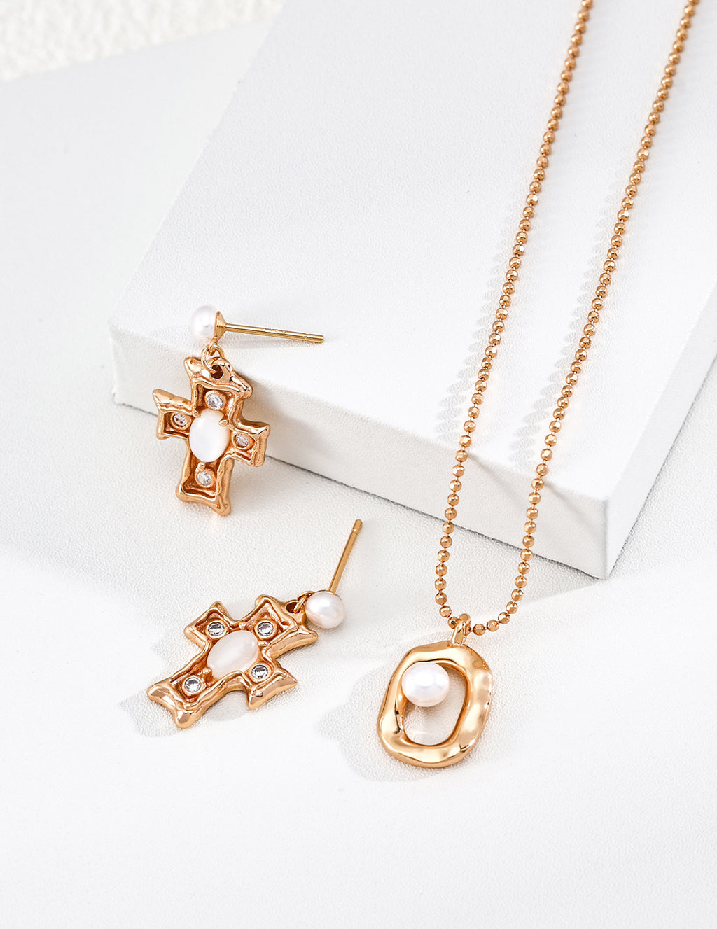 SENLORE White Shell Cross Earrings – Lifestyle Shot