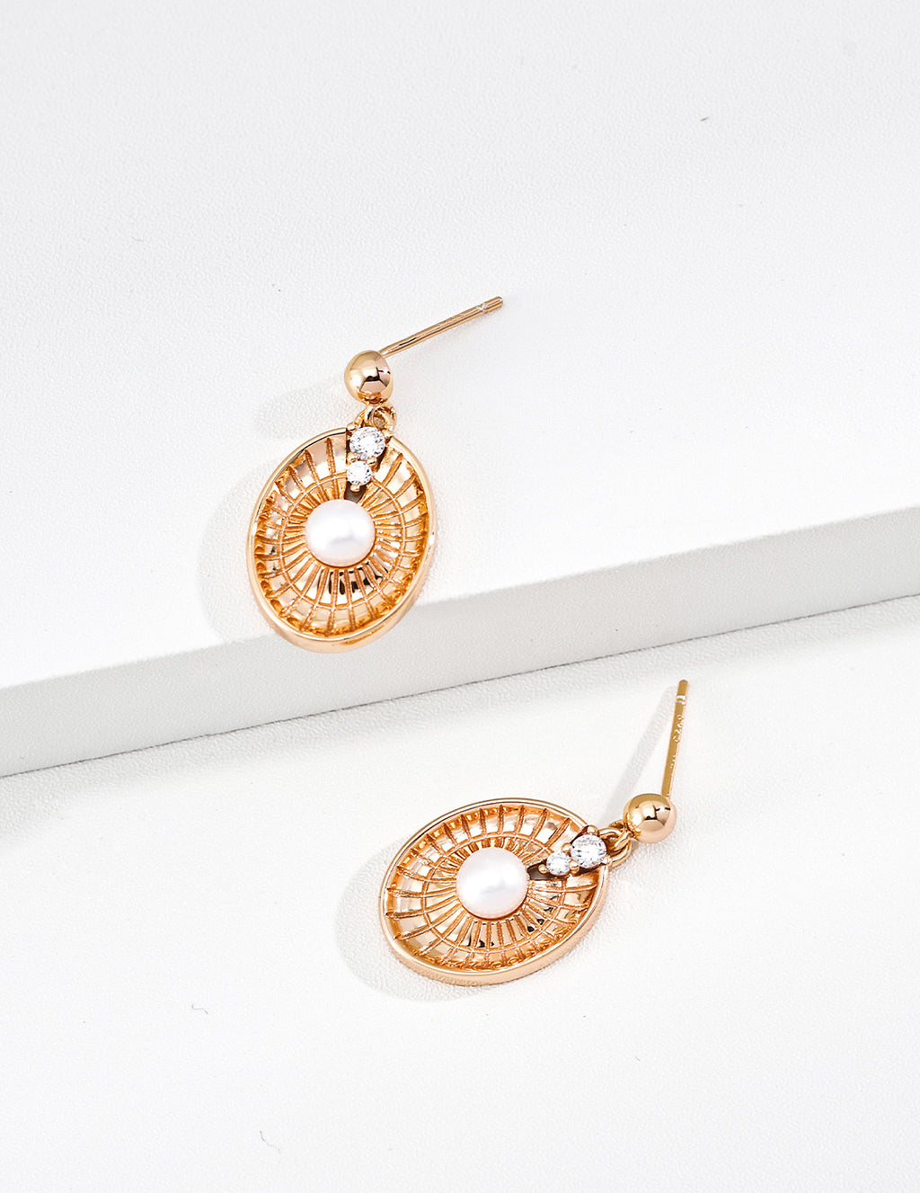 SENLORE Lucky Compass Stud Earrings – Detail Close-up