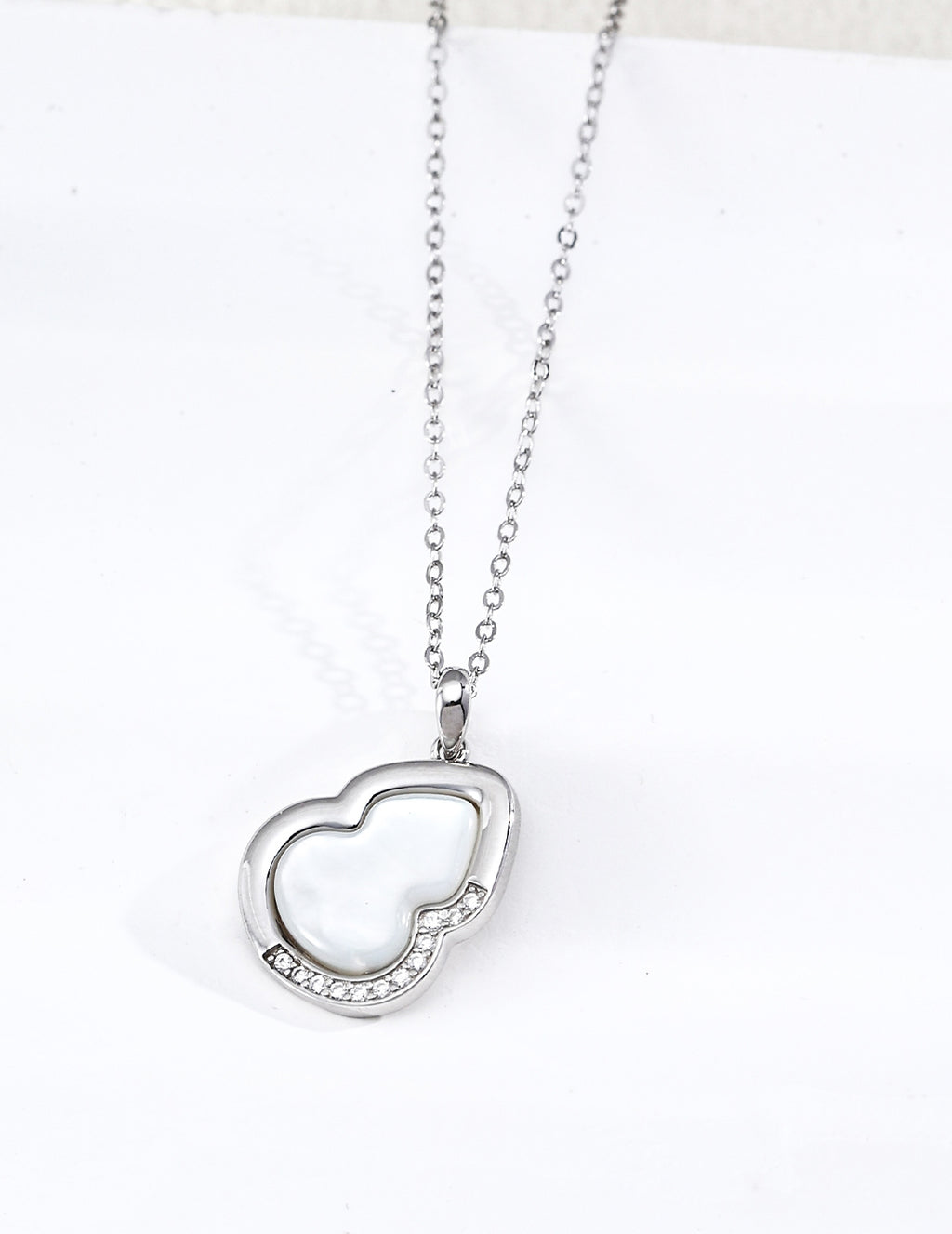 SENLORE Fulu Blessing Necklace – Lifestyle Shot