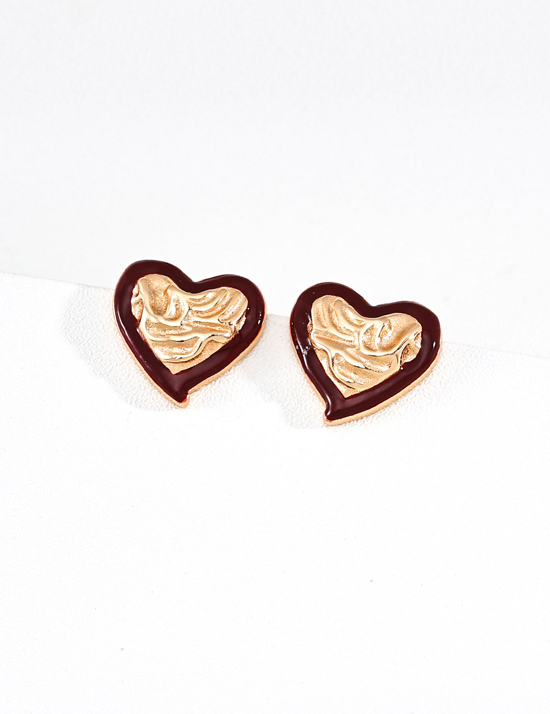 SENLORE Heart Earrings – Detail Close-up