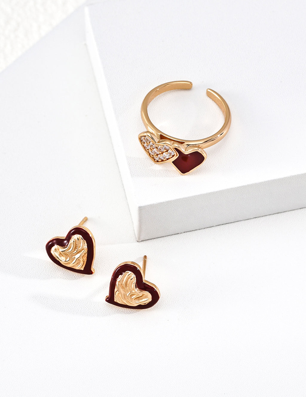 SENLORE Heart Earrings – Lifestyle Shot