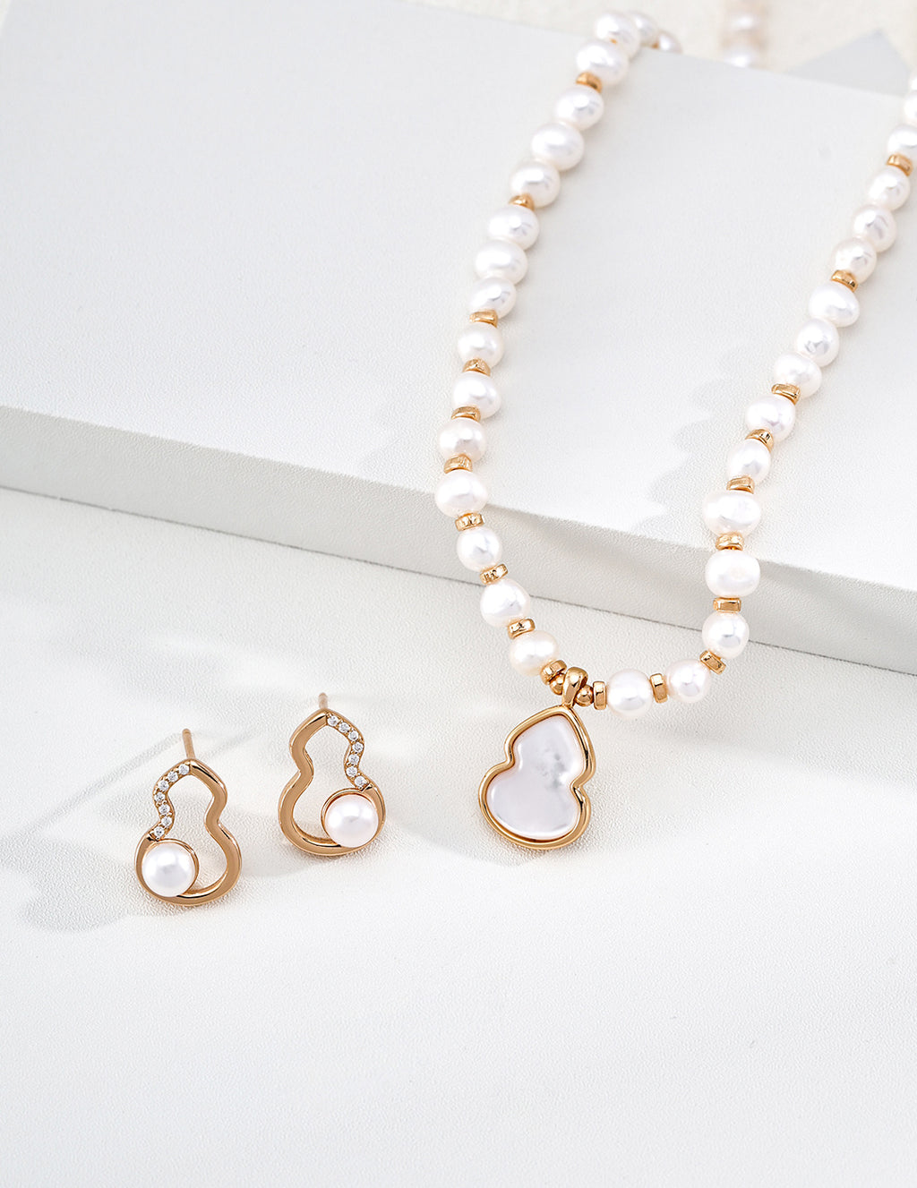 SENLORE Fumanlu Pearl Earrings – Front View
