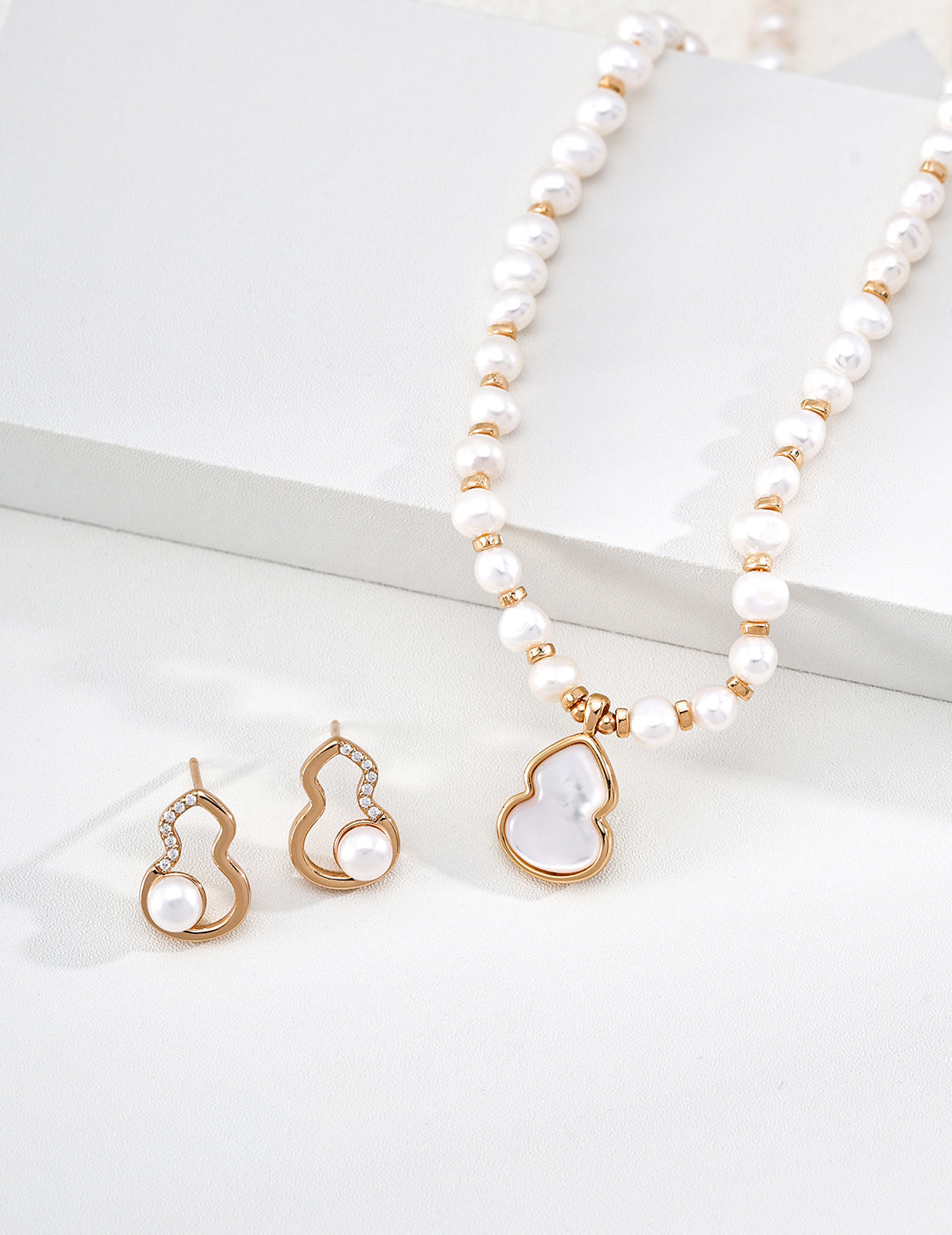 SENLORE Fumanlu Pearl Earrings – Front View