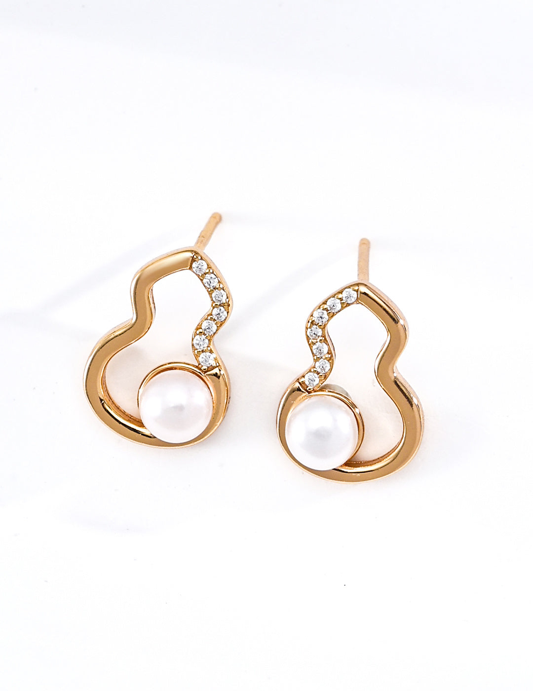 SENLORE Fumanlu Pearl Earrings – Detail Close-up
