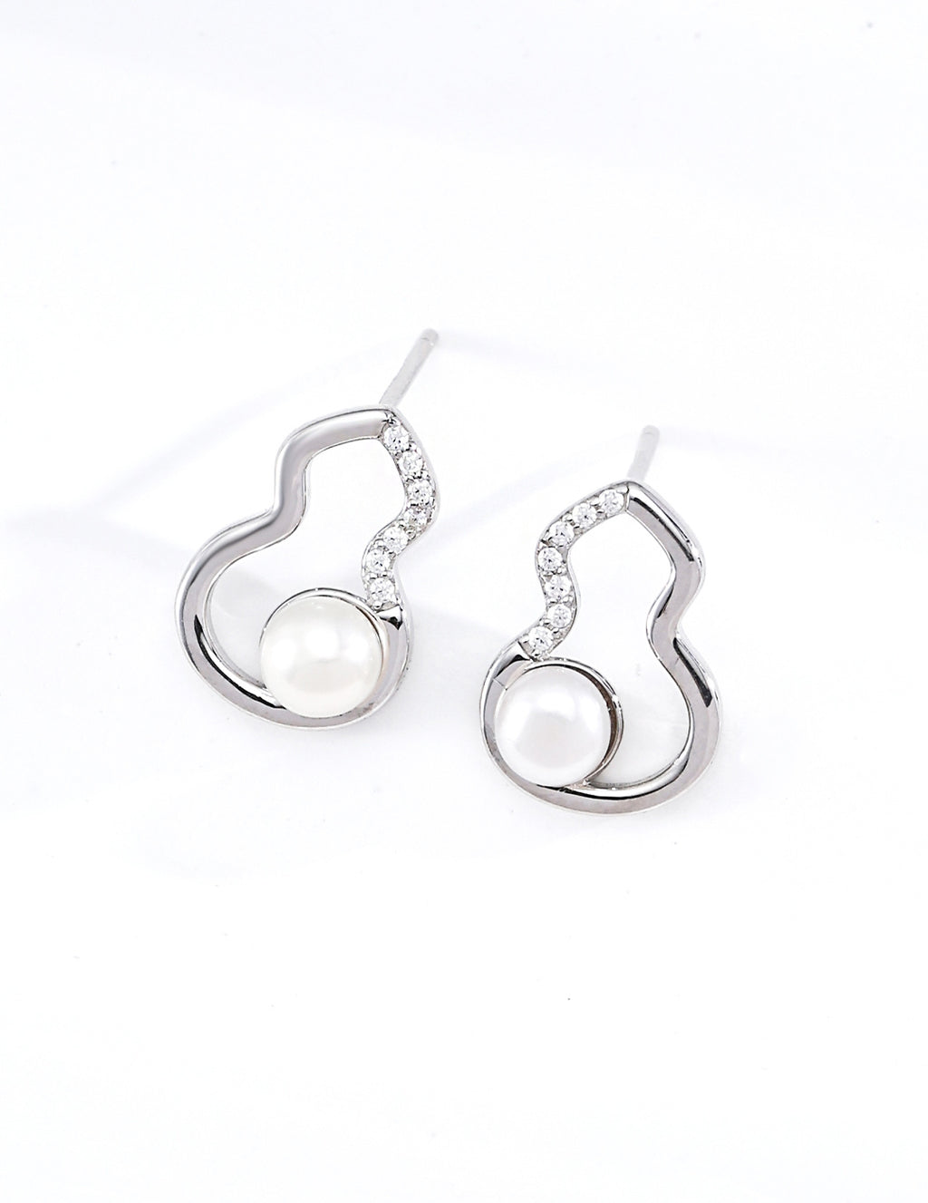 SENLORE Fumanlu Pearl Earrings – Side View