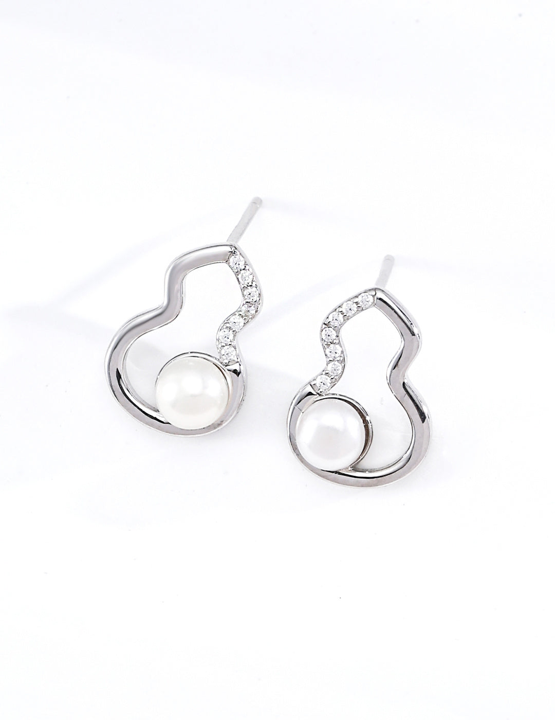 SENLORE Fumanlu Pearl Earrings – Side View