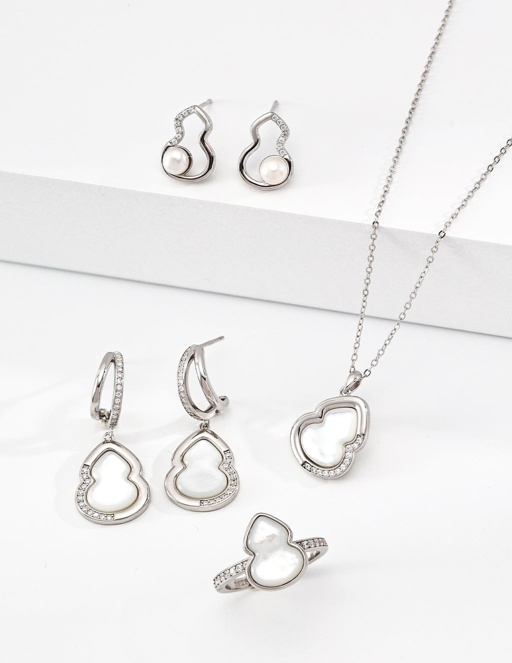 SENLORE Fumanlu Pearl Earrings – Lifestyle Shot
