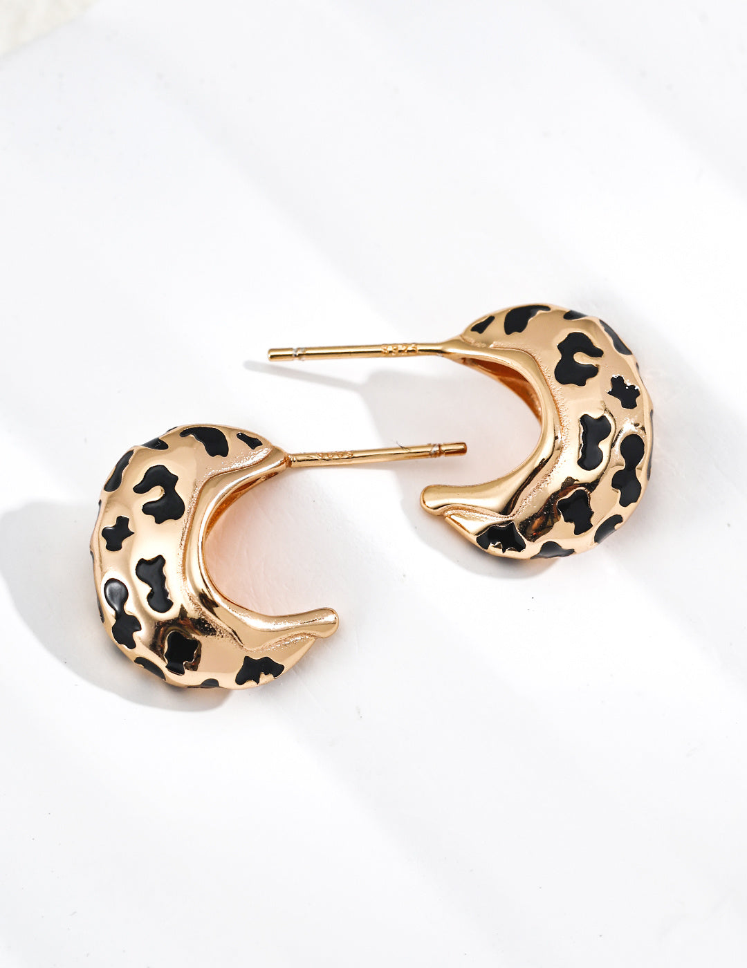 SENLORE Leopard Enamel Earrings – Detail Close-up