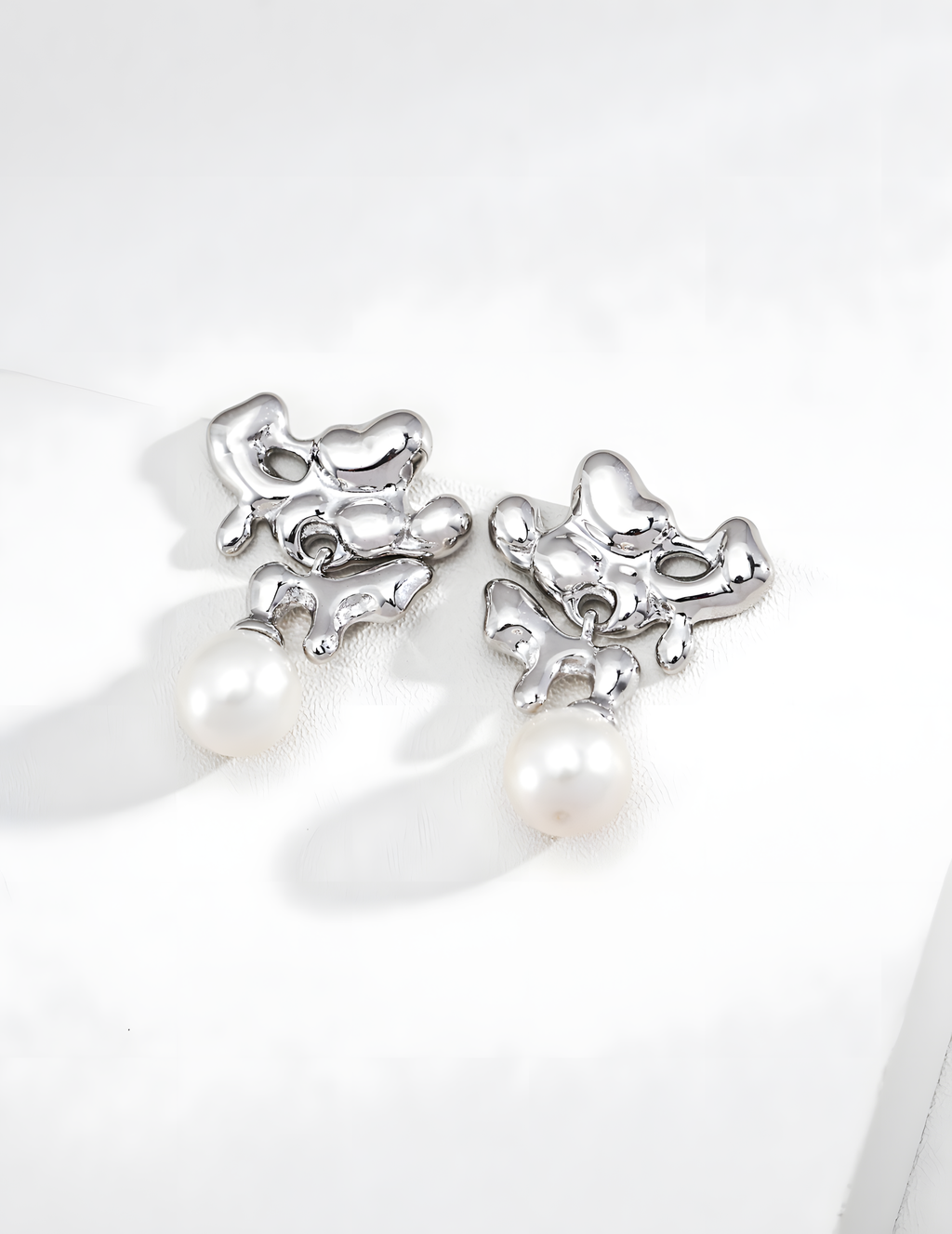 SENLORE Lava Fluid Pearl Earrings – Lifestyle Shot