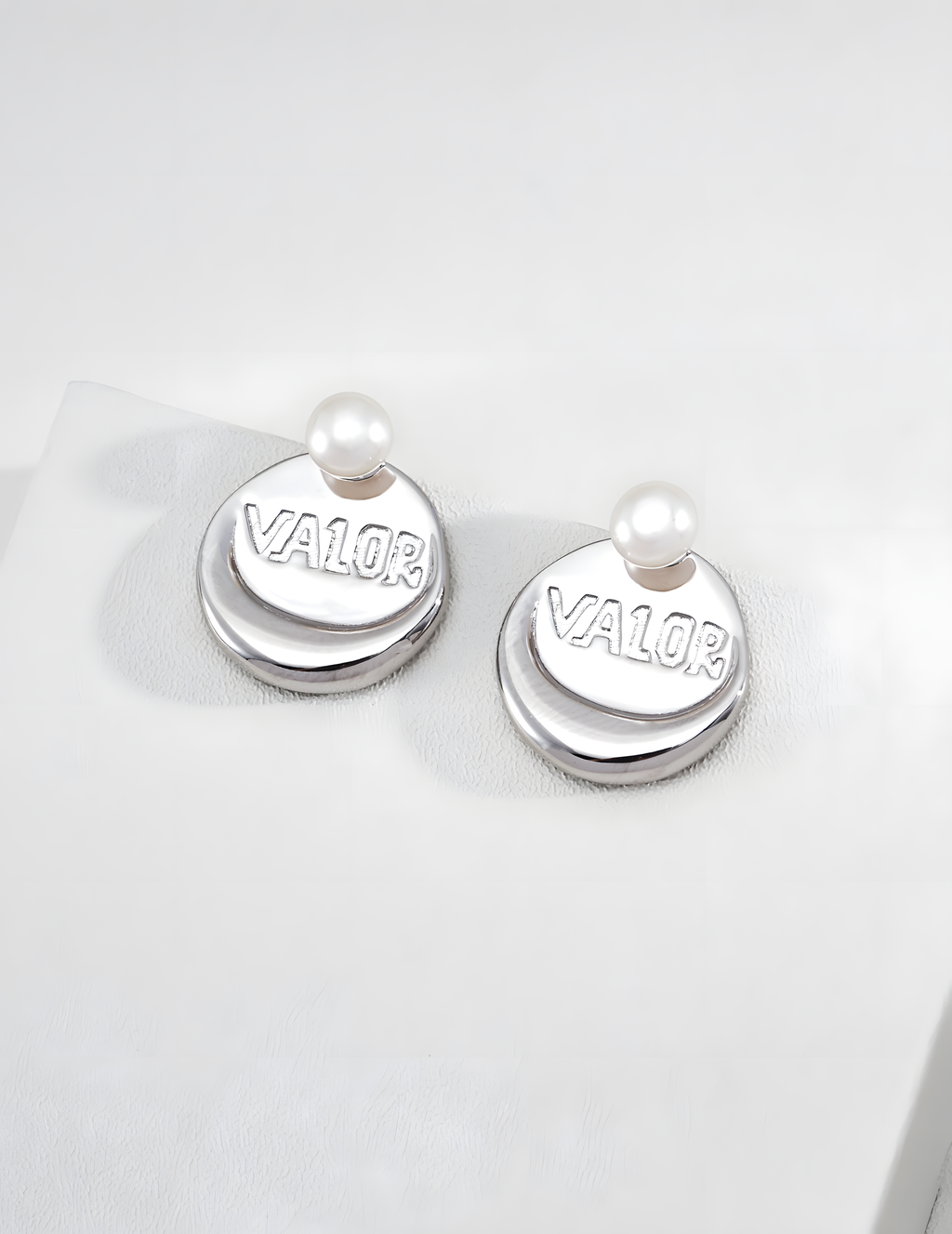 SENLORE Minimalist Pearl Earrings – Side View