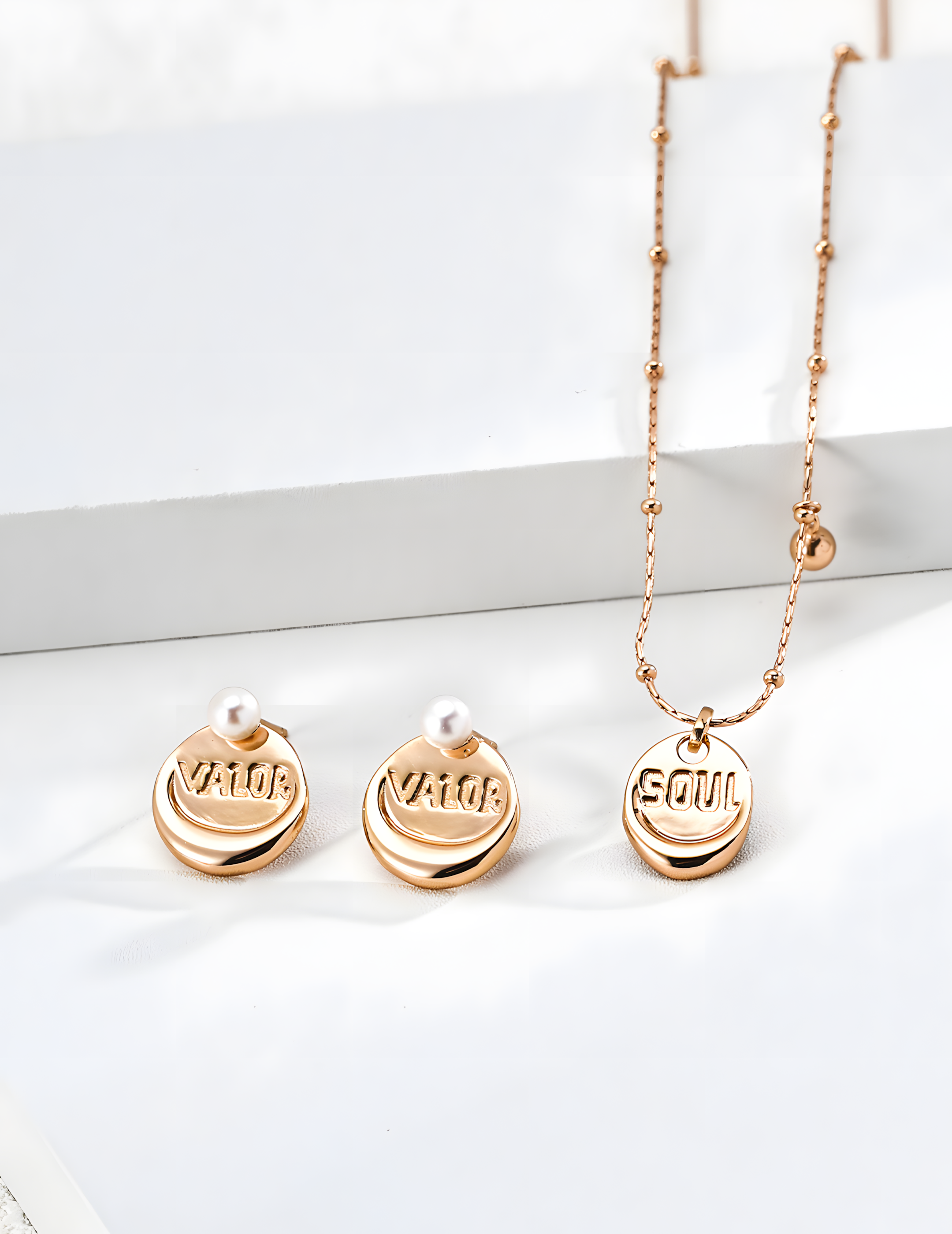 SENLORE Minimalist Pearl Earrings – Lifestyle Shot
