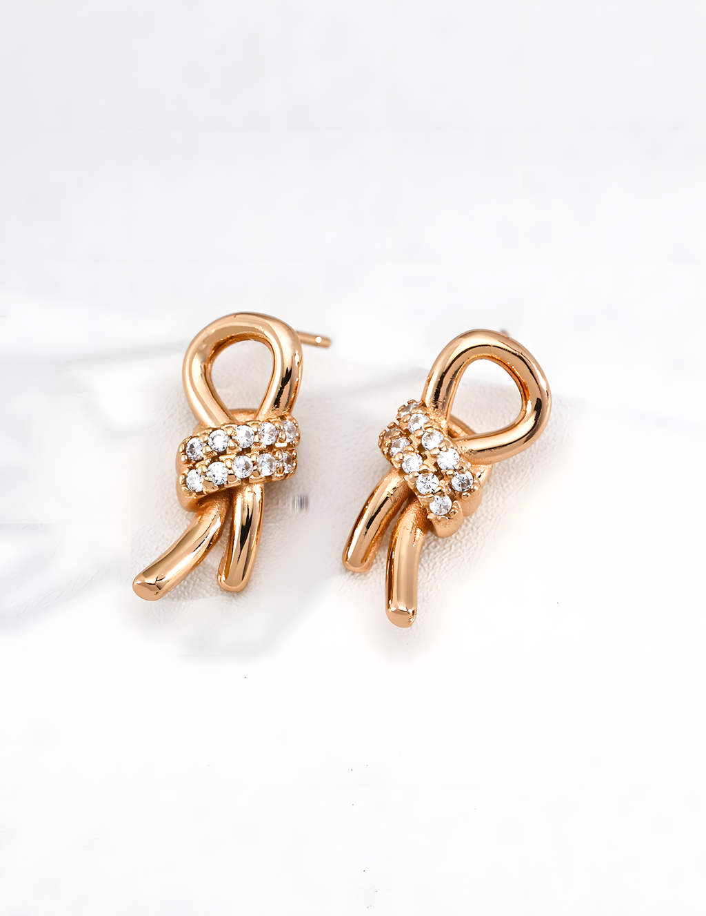 SENLORE Minimalist Knot Earrings – Detail Close-up