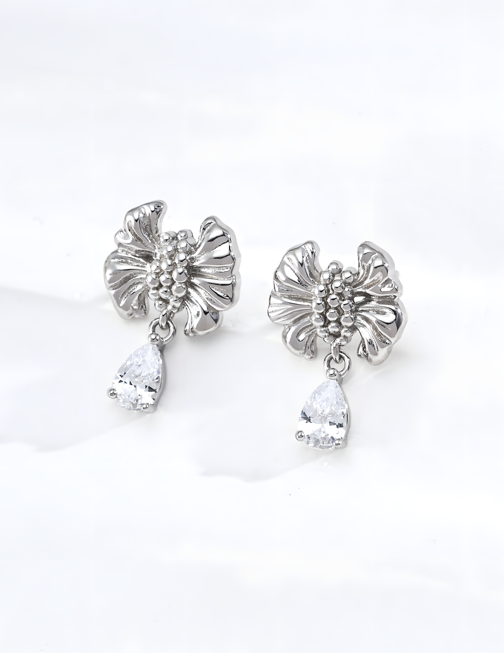 SENLORE Gold-plated Zircon Earrings – Detail Close-up