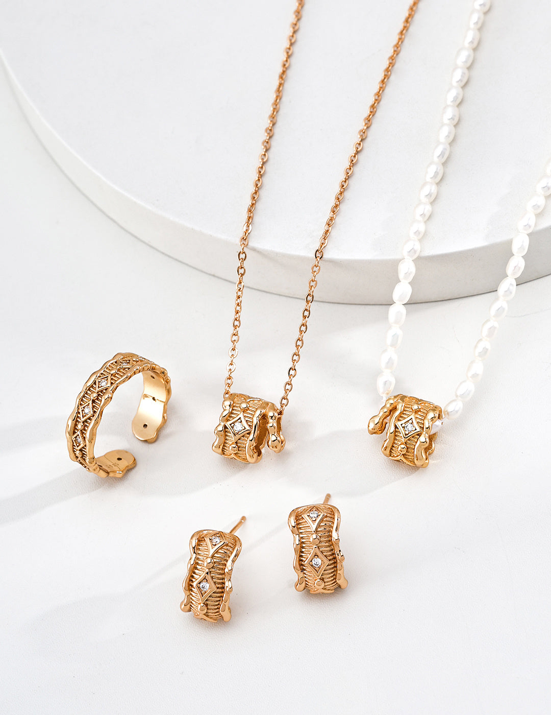 SENLORE Fluid Vintage Earrings – Detail Close-up