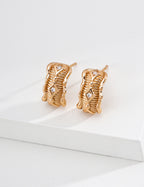 SENLORE Fluid Vintage Earrings – Lifestyle Shot