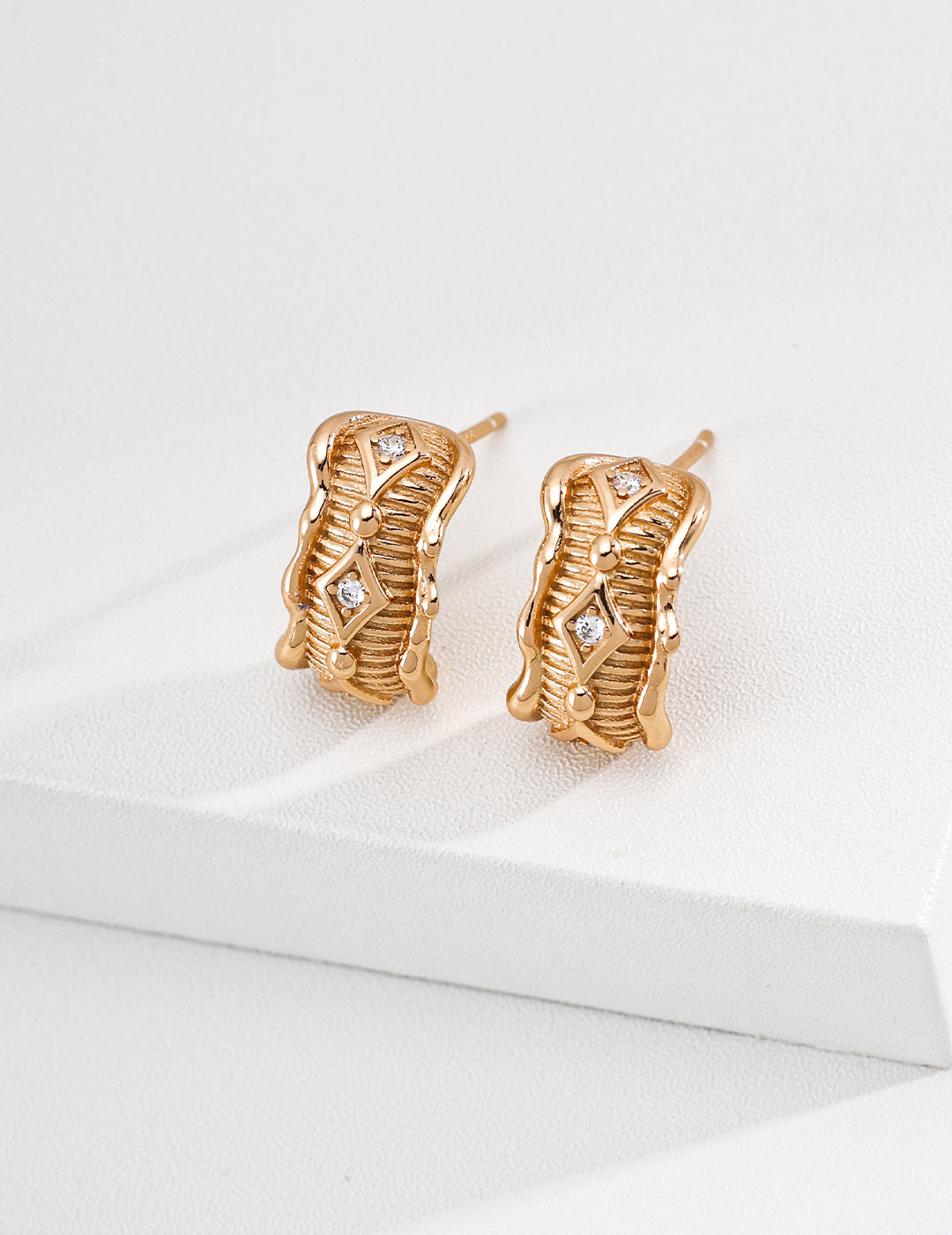 SENLORE Fluid Vintage Earrings – Lifestyle Shot