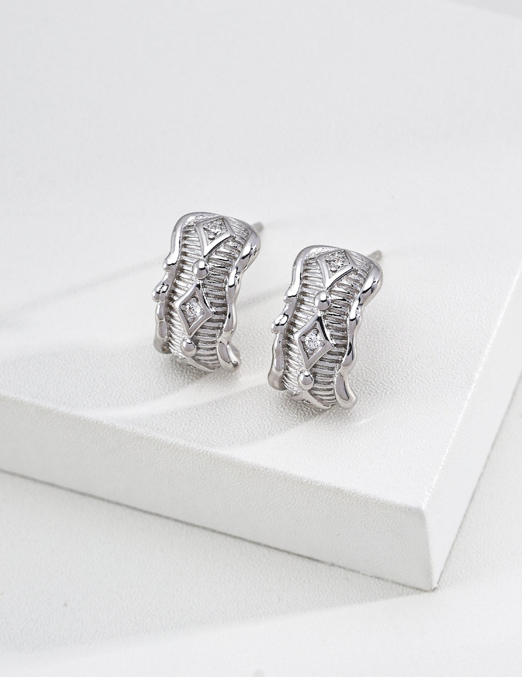 SENLORE Fluid Vintage Earrings – Lifestyle Shot