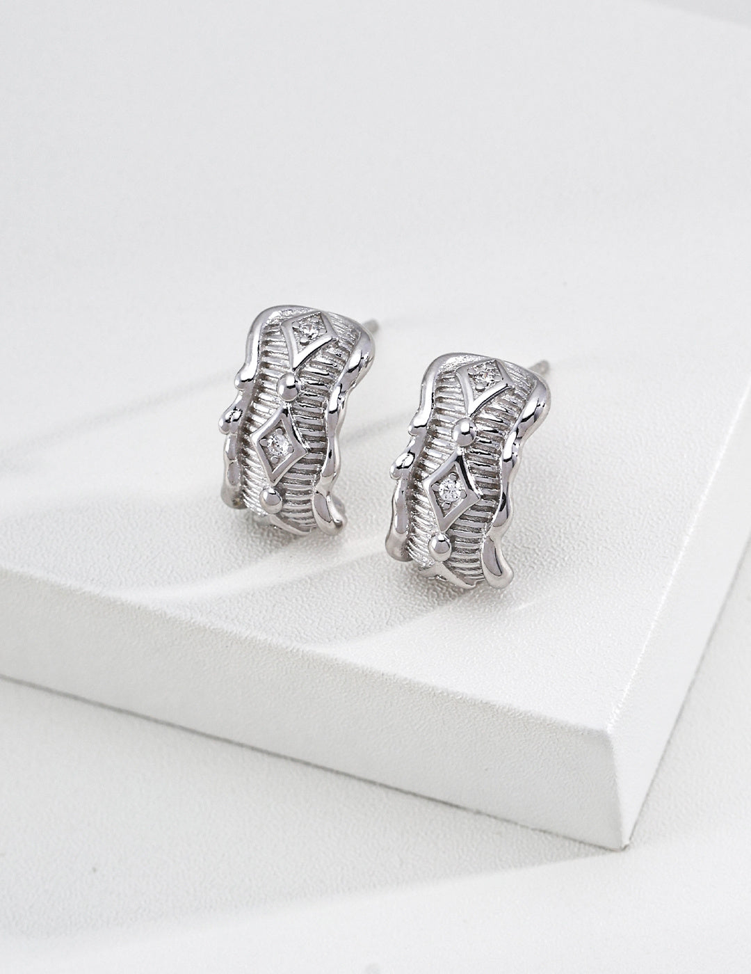 SENLORE Fluid Vintage Earrings – Lifestyle Shot