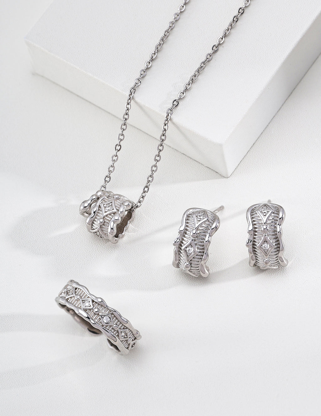 SENLORE Fluid Vintage Earrings – Lifestyle Shot