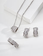 SENLORE Fluid Vintage Earrings – Lifestyle Shot