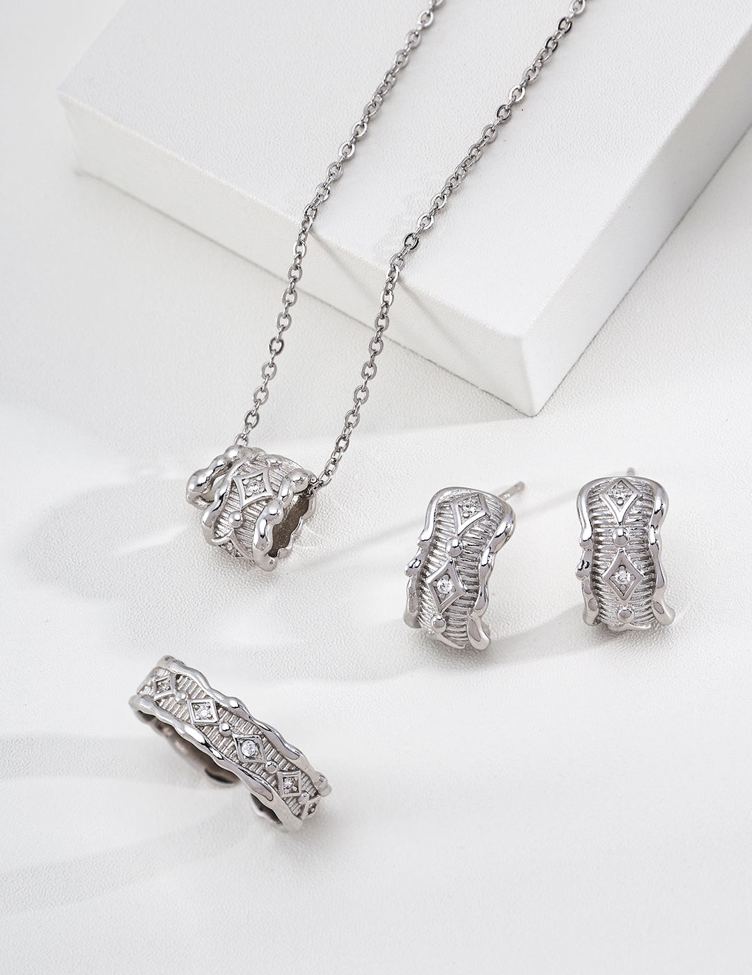 SENLORE Fluid Vintage Earrings – Lifestyle Shot