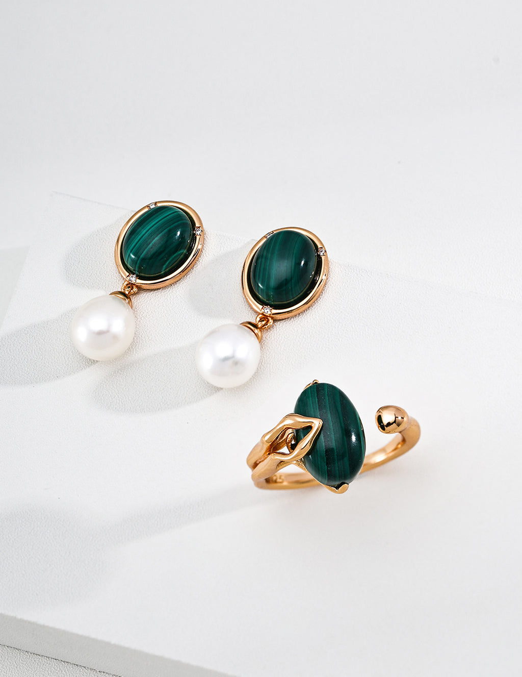 SENLORE Natural Pearl Earrings – Detail Close-up