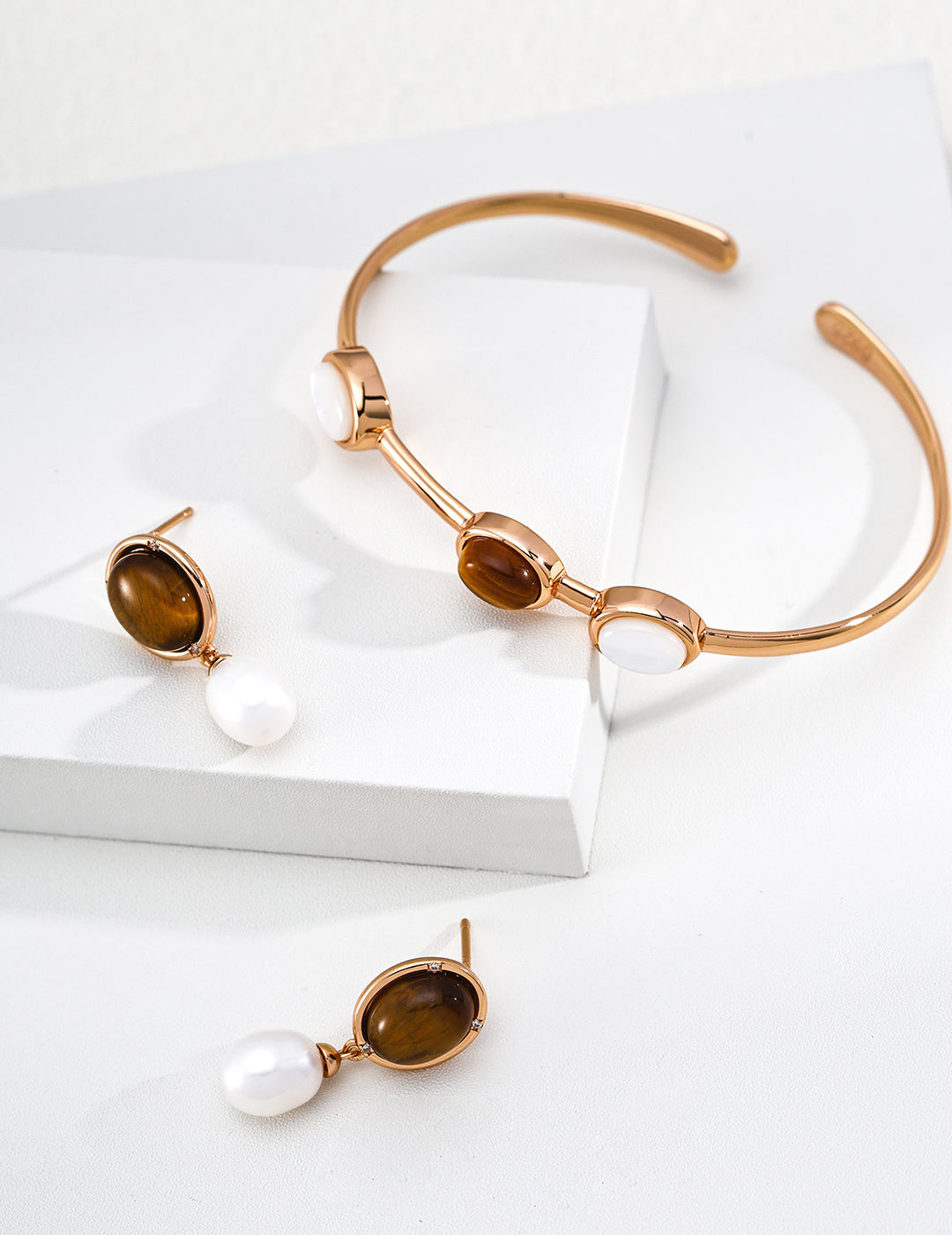 SENLORE Natural Pearl Earrings – Lifestyle Shot