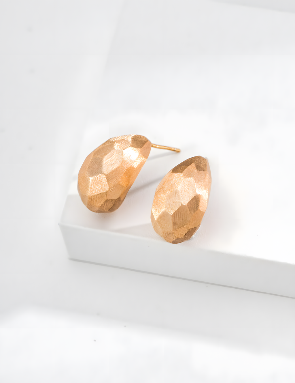 SENLORE Design Sense Minimalist Earrings – Detail Close-up