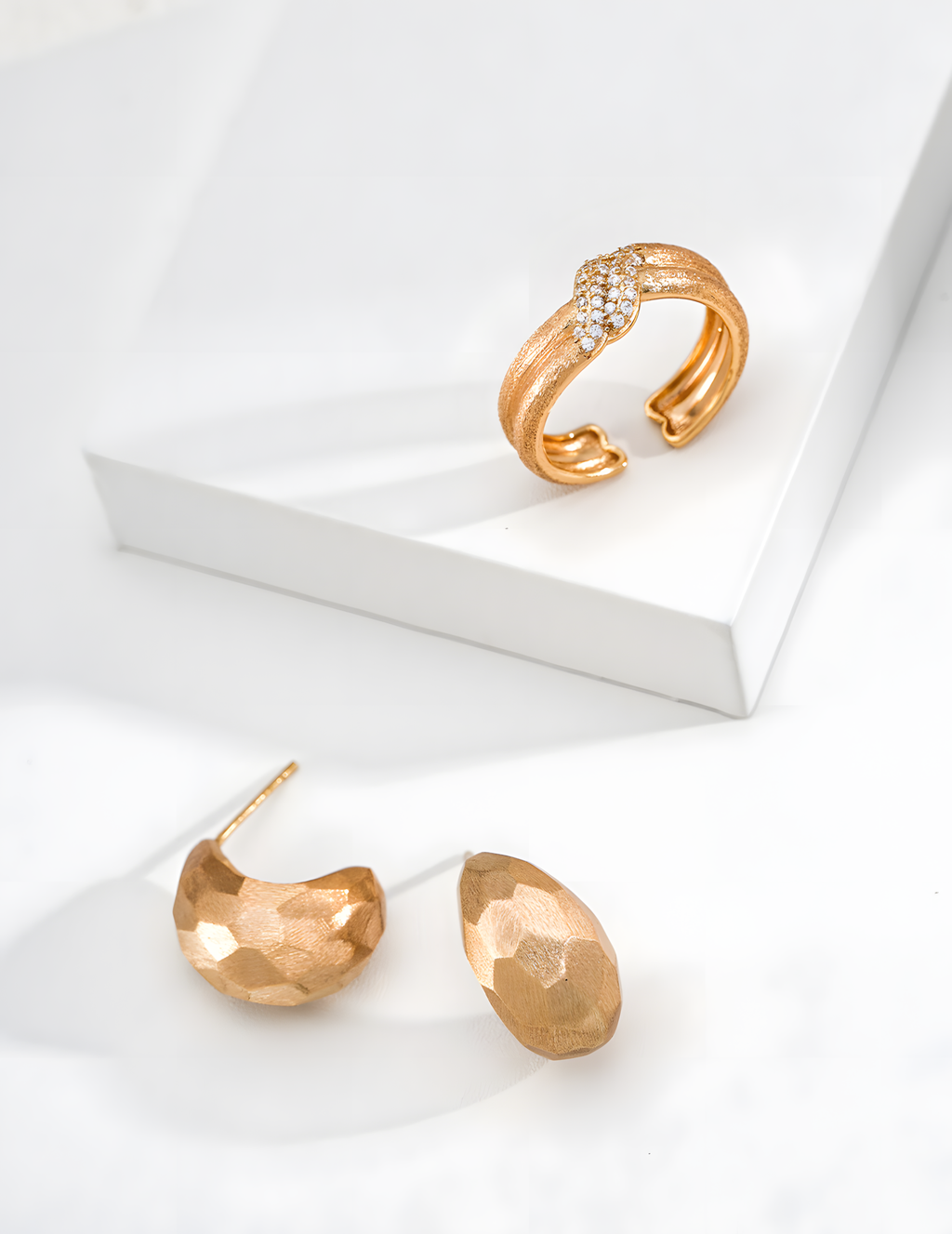 SENLORE Design Sense Minimalist Earrings – Lifestyle Shot
