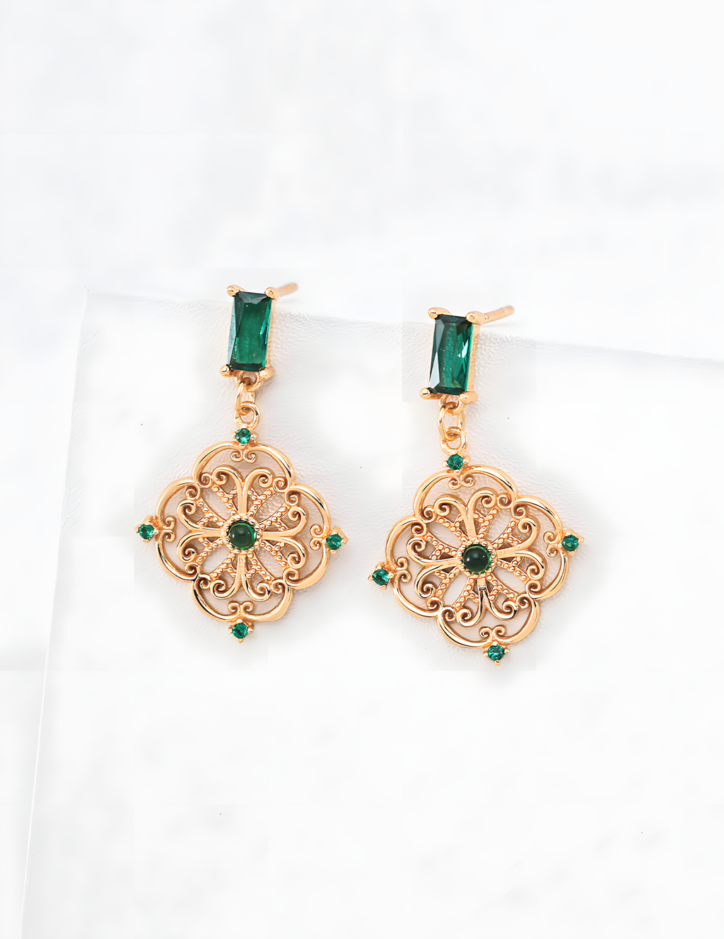 SENLORE Vintage Court Zircon Earrings – Detail Close-up