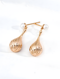 SENLORE Teardrop Pearl Earrings – Detail Close-up