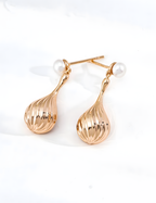 SENLORE Teardrop Pearl Earrings – Detail Close-up