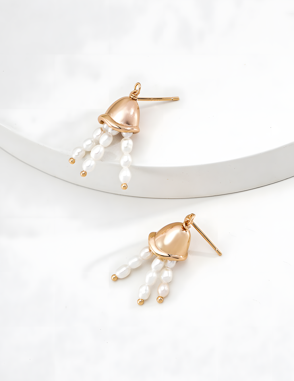 SENLORE Wind Chime Pearl Earrings – Detail Close-up