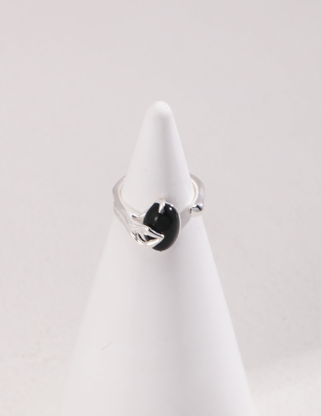 SENLORE Sterling Silver Ring – Detail Close-up