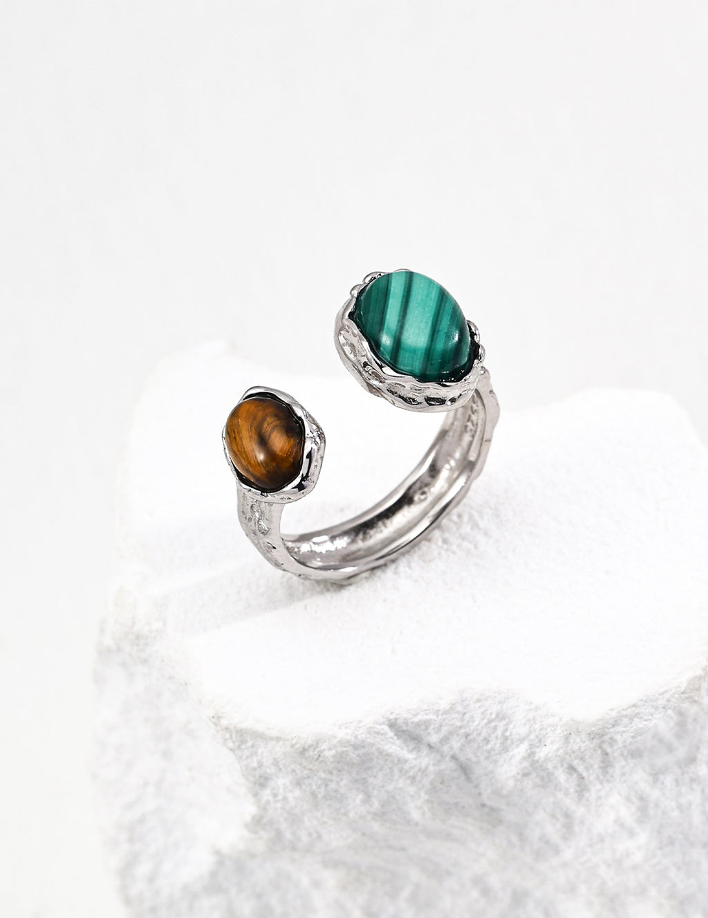 SENLORE Natural Ore Ring – Lifestyle Shot