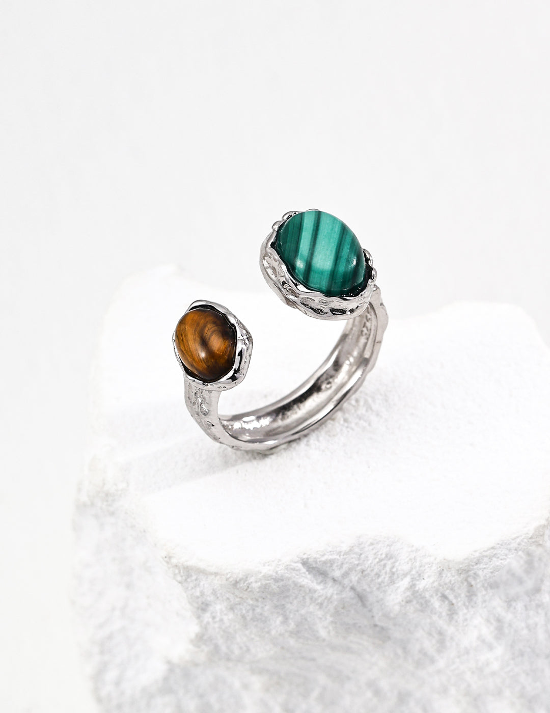 SENLORE Natural Ore Ring – Lifestyle Shot