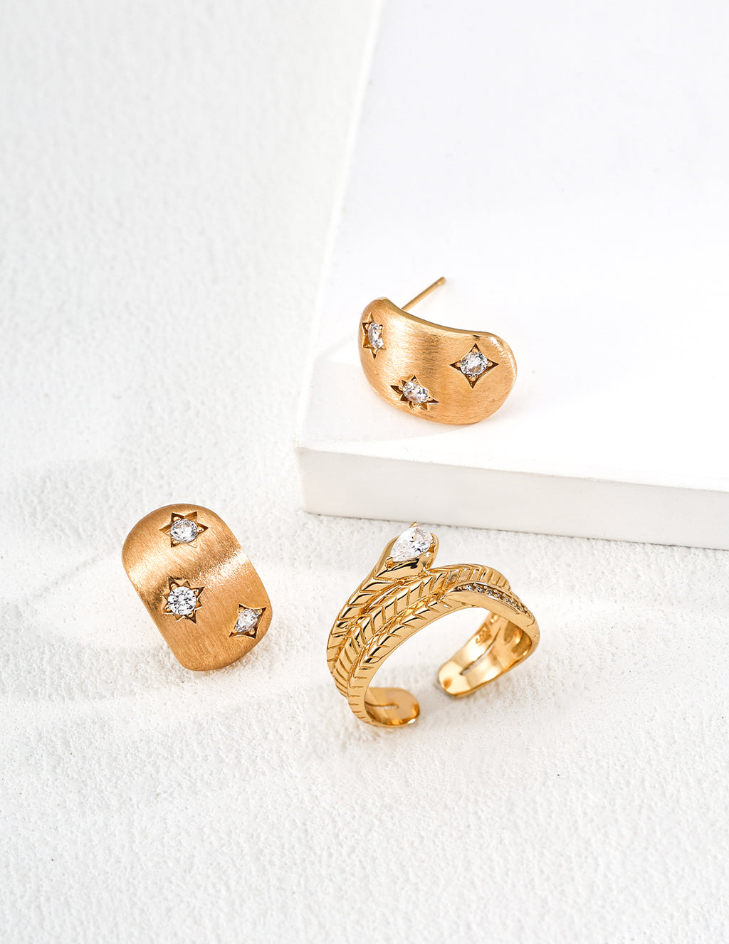 SENLORE Vintage Zircon Ring – Lifestyle Shot