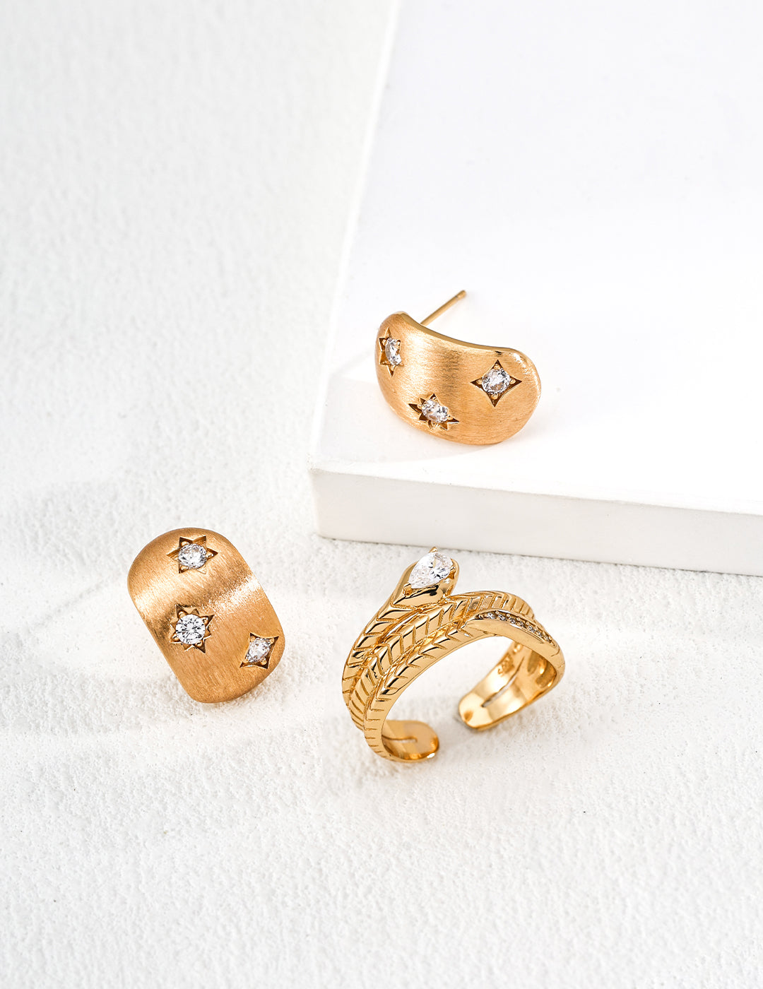 SENLORE Vintage Zircon Ring – Lifestyle Shot