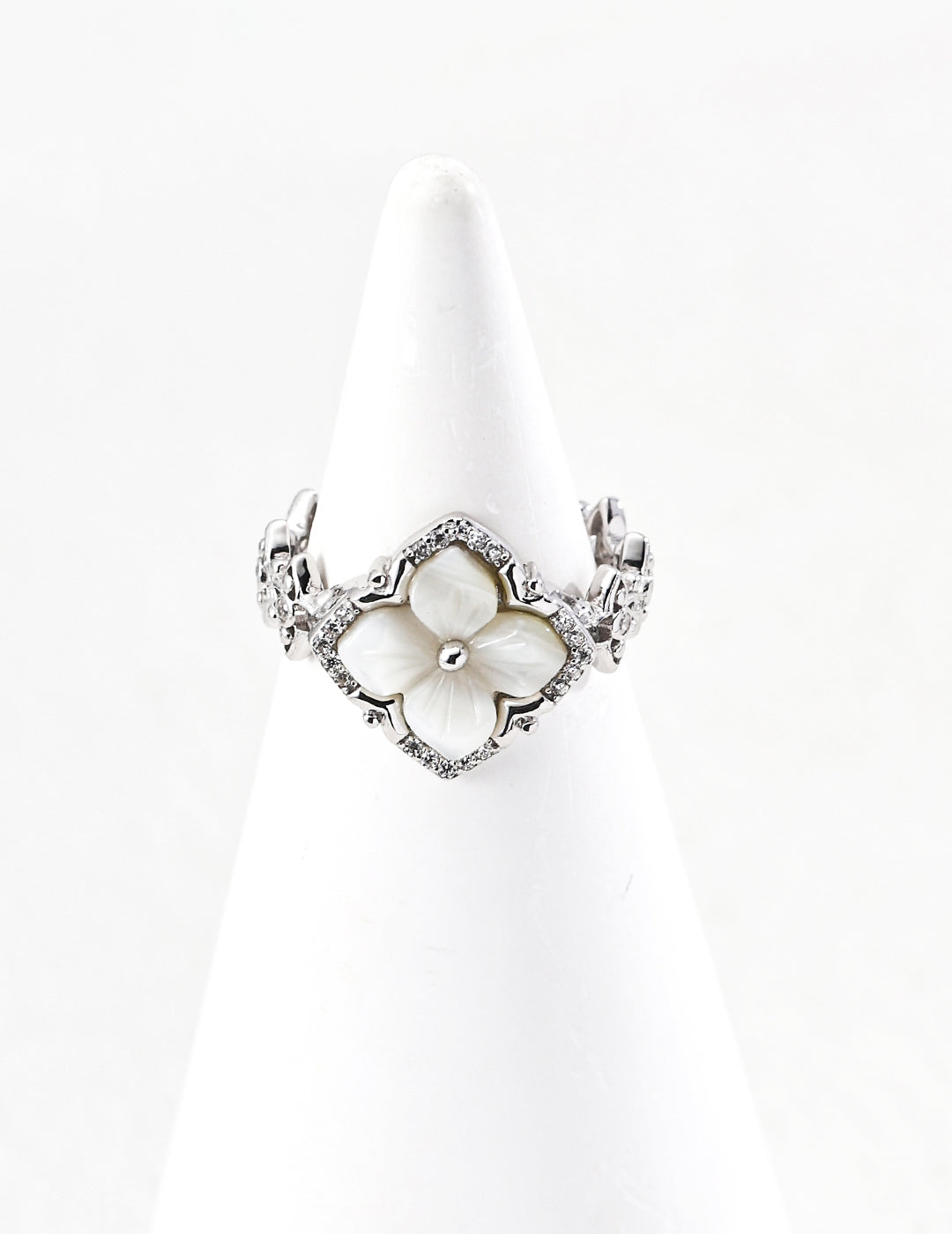 Court Four-Leaf Clover Ring — 18K Gold Vermeil, mother-of-pearl | SENLORE