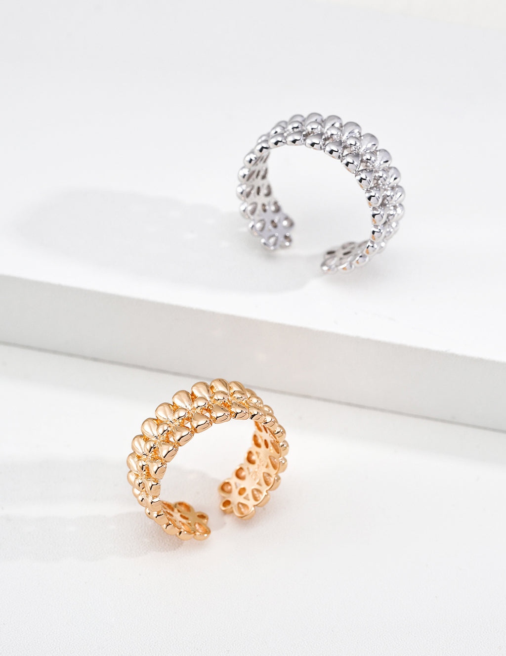 SENLORE Minimalist Sterling Silver Ring – Lifestyle Shot