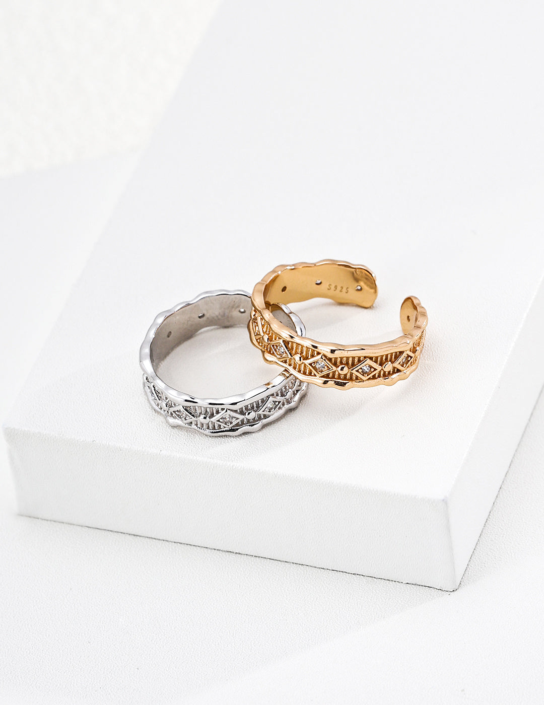 SENLORE Fluid Pearl Ring – Lifestyle Shot