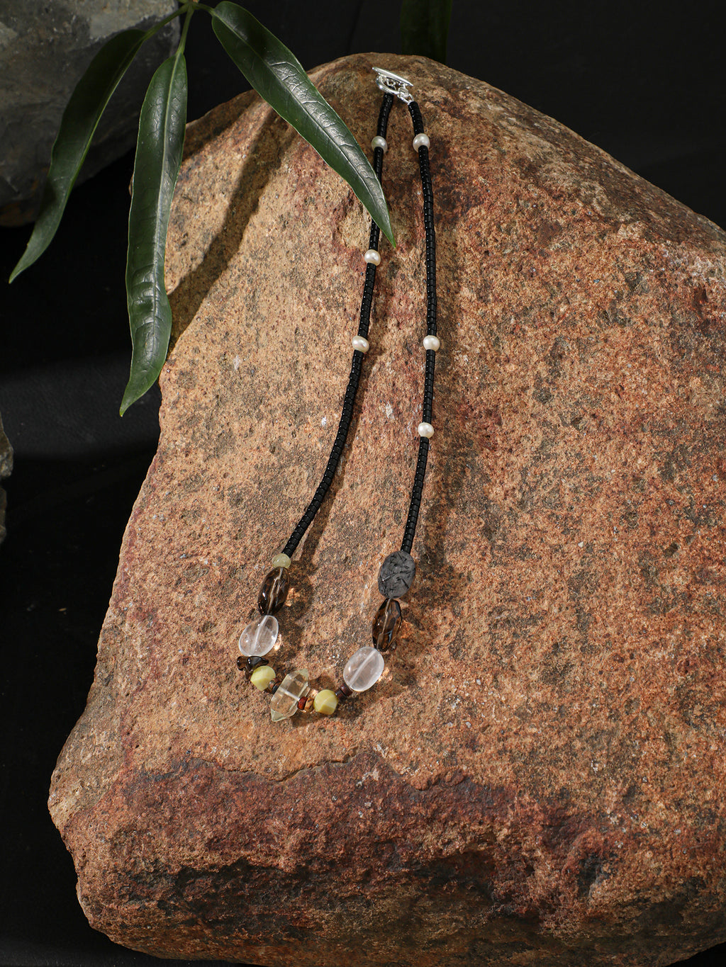 SENLORE Minimalist Black Crystal Necklace – Detail Close-up